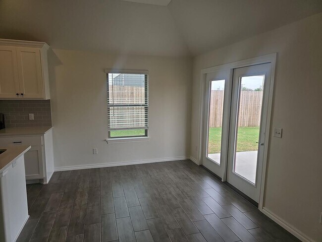 Building Photo - 3701 Lynne Ave