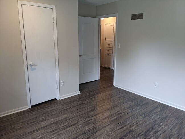 Building Photo - Recently updated Raytown single family home