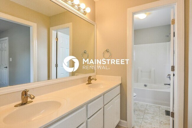 Building Photo - 4 Bedroom Pet-Friendly Home in Smithfield, NC with Main Street Renewal
