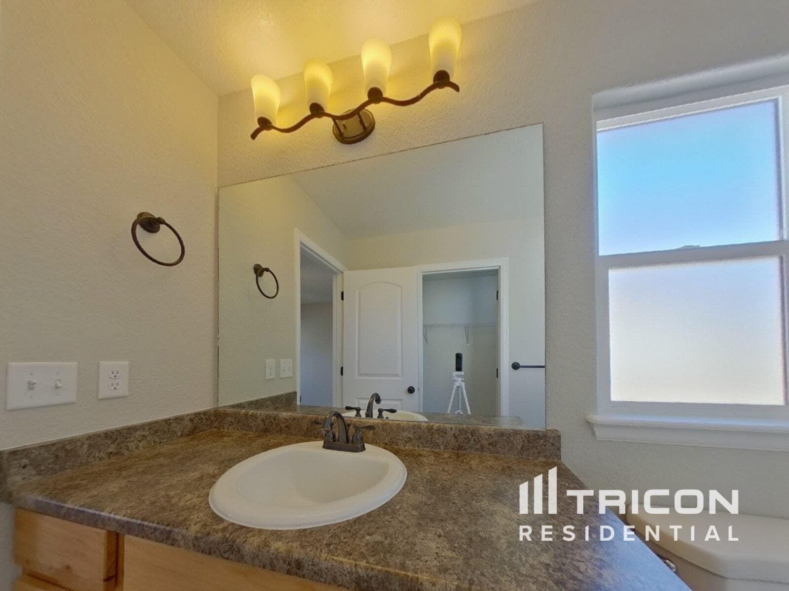 Building Photo - 931 Mount Shavano Ave