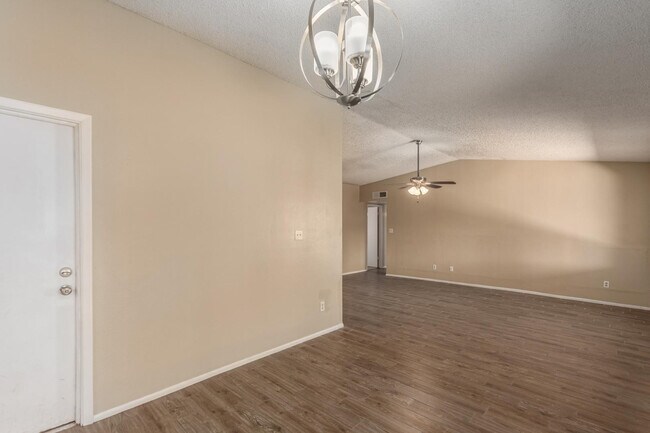 Building Photo - 2113 N Los Altos Dr