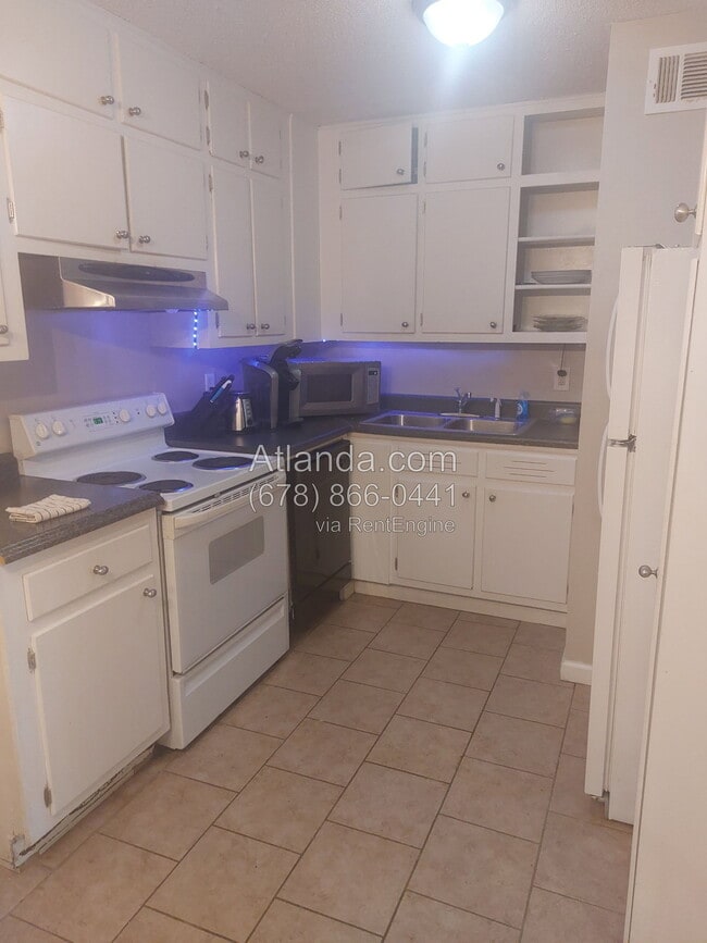 Building Photo - 3595 Woodbriar Cir