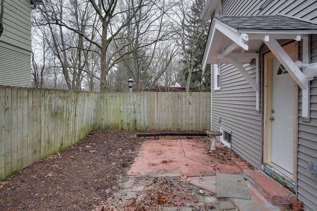 Building Photo - 3 Bedroom updated home Near Campus - Avail...