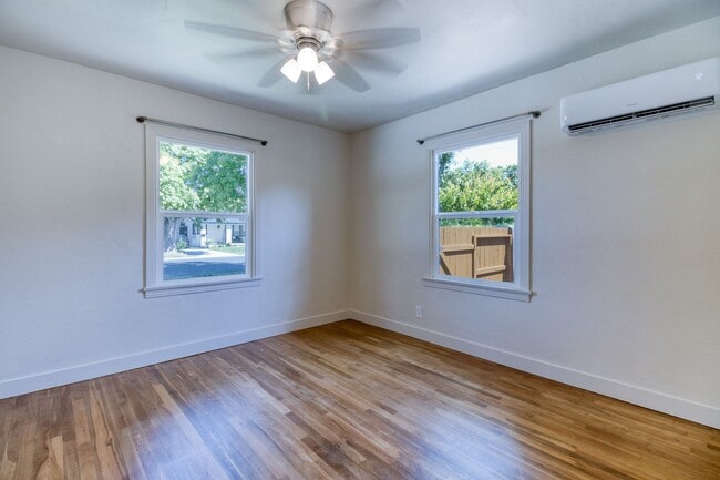 Building Photo - Remodeled La Loma Bungalow!