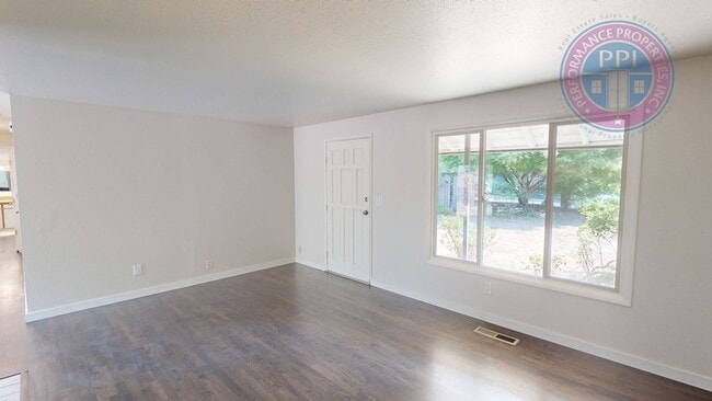 Building Photo - Lake Oswego - Single Level Ranch, Great Ne...