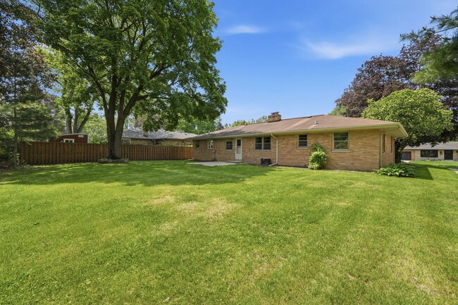 Building Photo - 152 Crestwood Dr