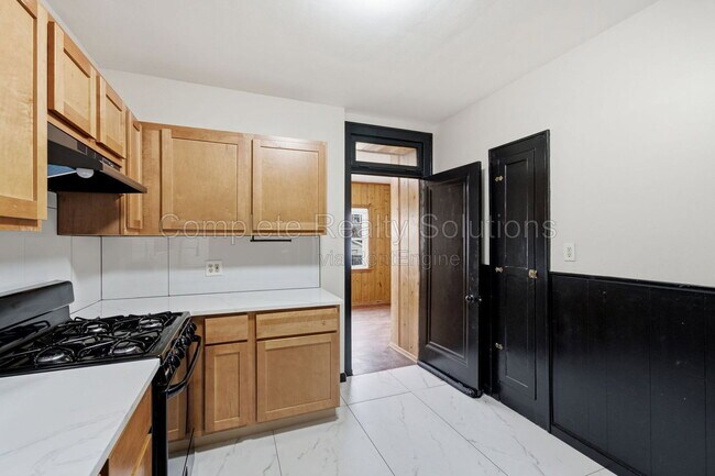 Building Photo - 5055 Lindenwood Ave