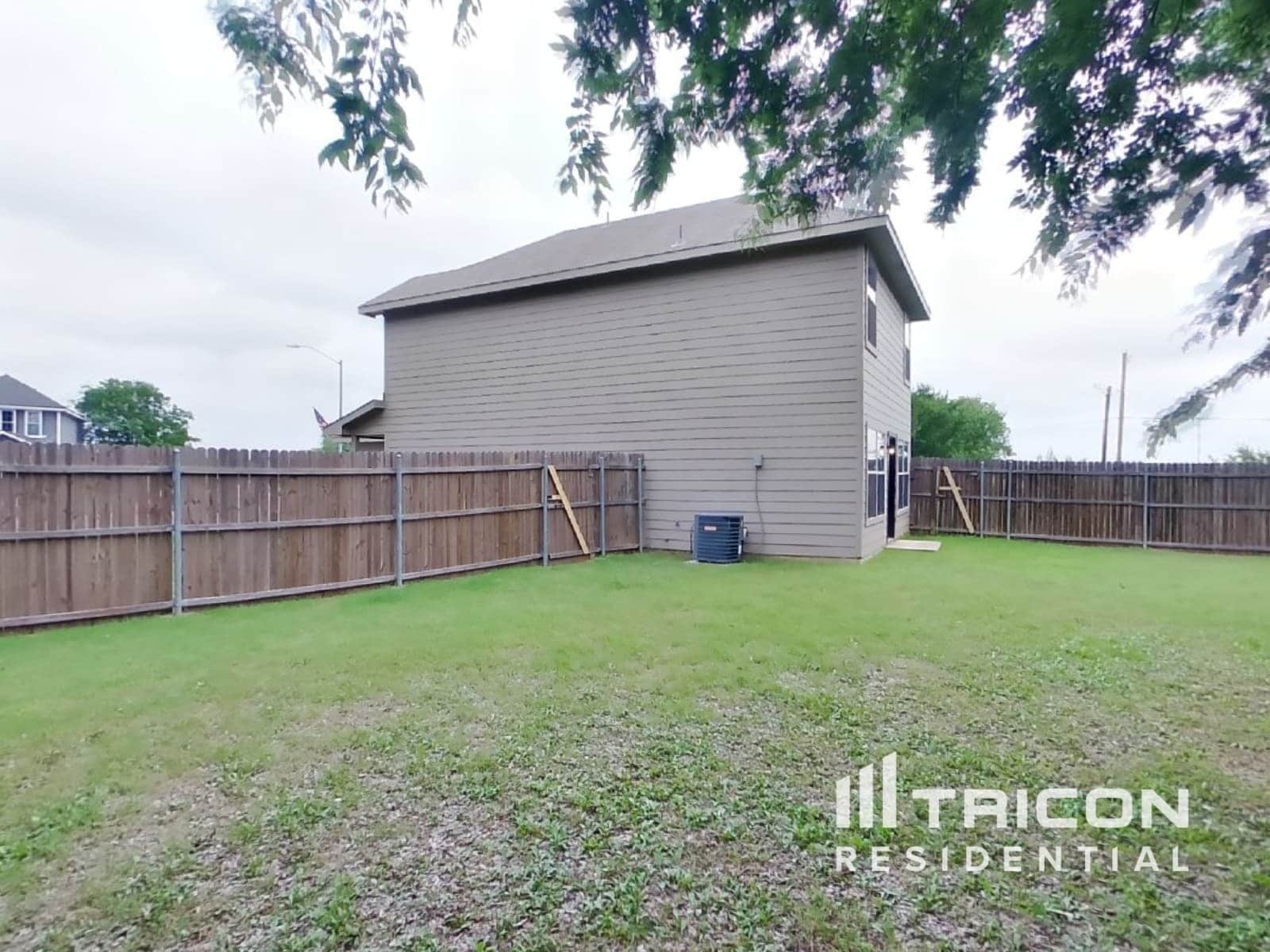 Building Photo - 1532 Pine Ln