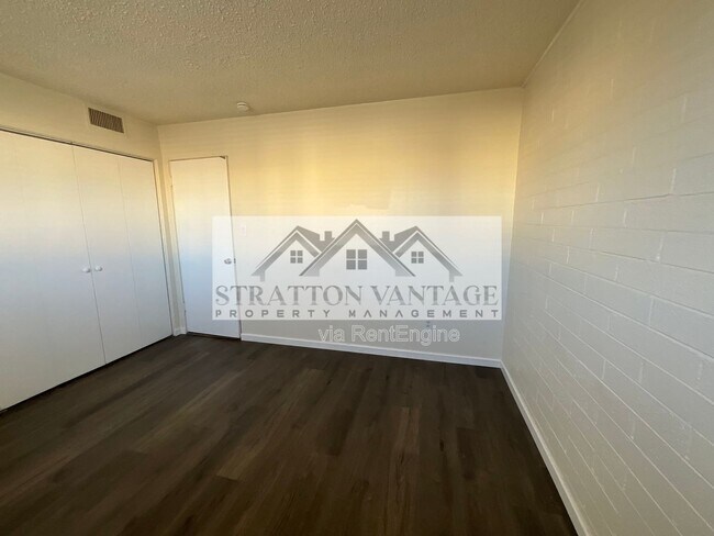 Building Photo - 6936 E 4th St