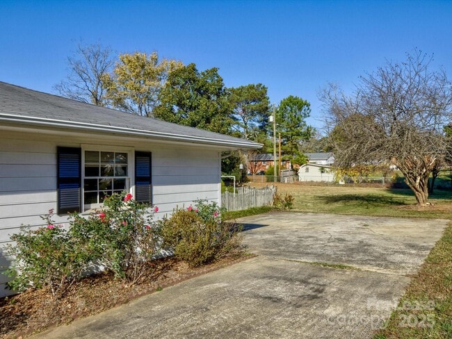 Building Photo - 3409 Oak Tree Trail