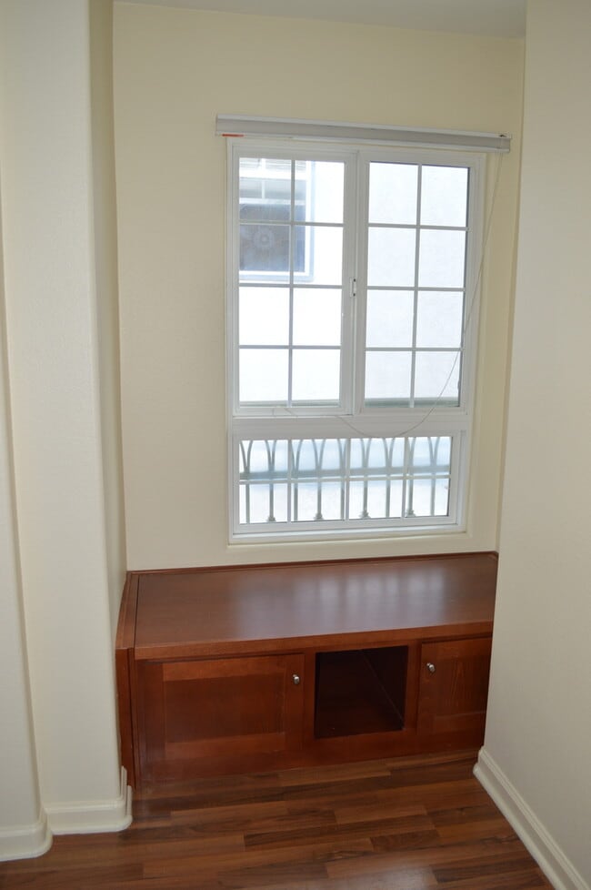 Building Photo - 1 Bedroom Condo in Mission Hills