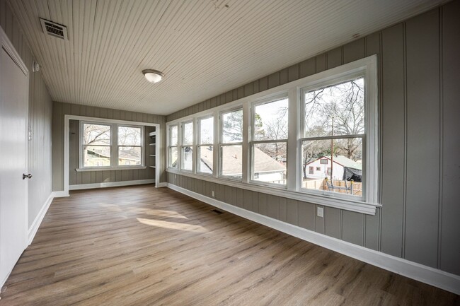 Building Photo - Freshly Updated 4 Bedroom House