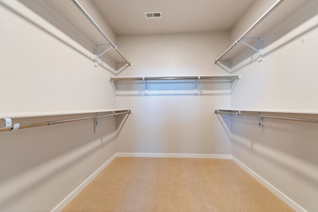 Building Photo - 549 Canary Ln