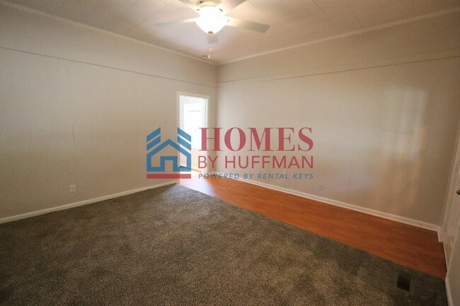 Building Photo - Three Bedroom House