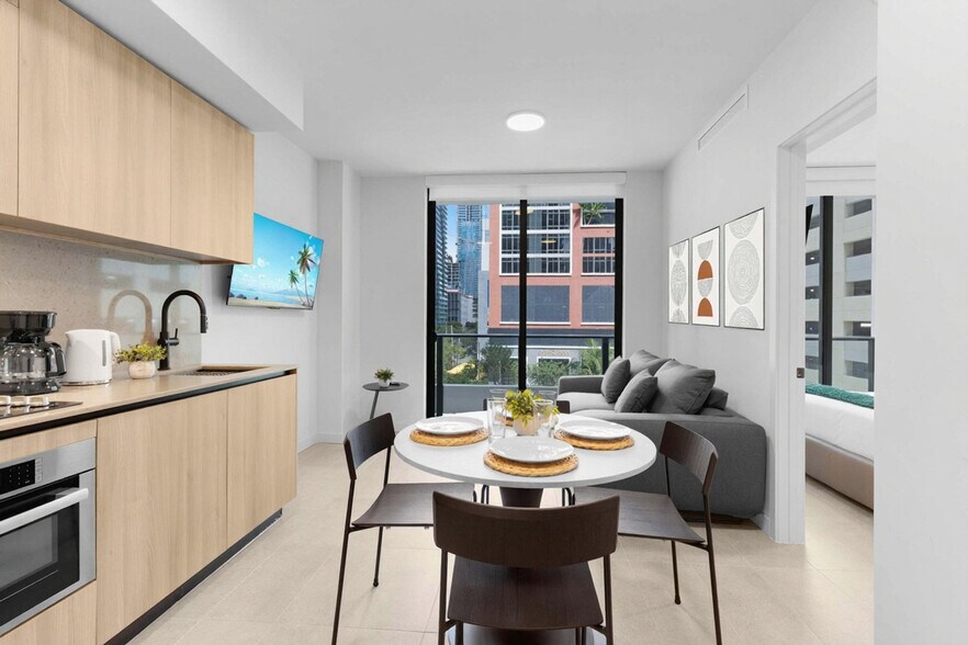 Building Photo - 501 NE 1st Ave