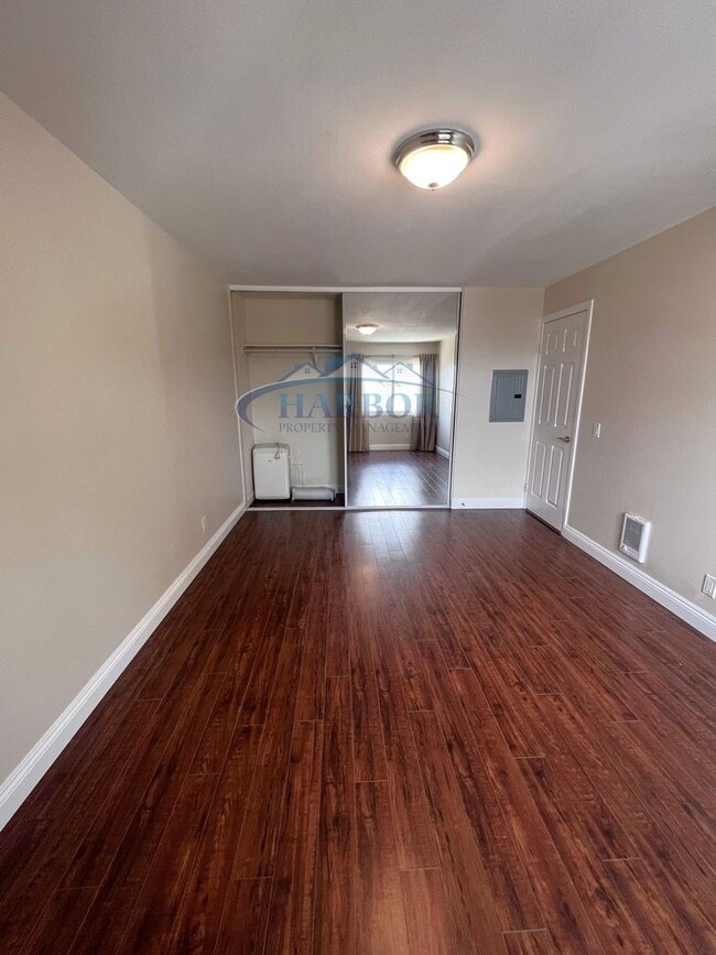 Building Photo - Spacious 2 Bedroom 1 Bathroom Upstairs Condo