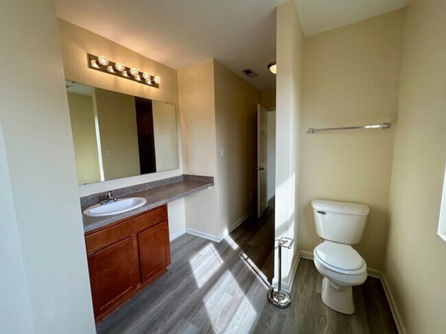 Building Photo - Beautiful 4 bedroom 2.5 bath 2 story home ...