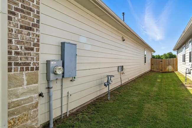 Building Photo - 211 Rainmaker Ln