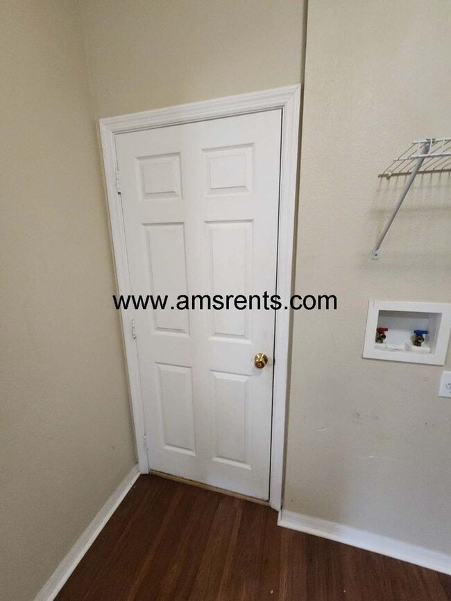 Building Photo - Delightful 3 bedroom 2.5 bath House