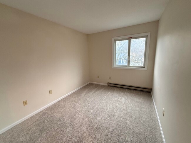 Building Photo - L4 Stonehedge Dr