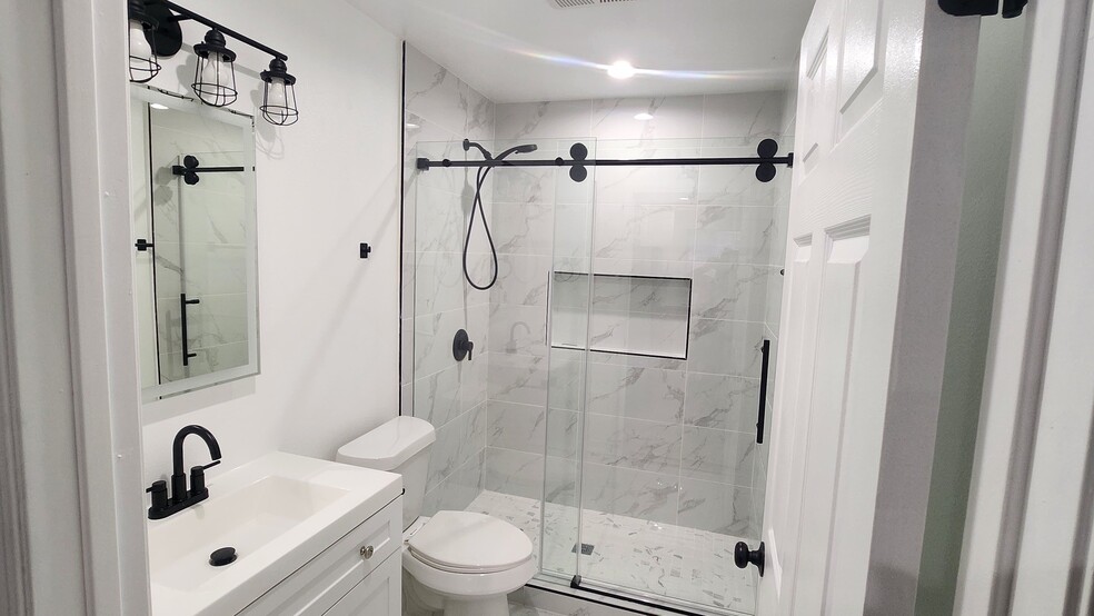 Building Photo - 208 E 84th St