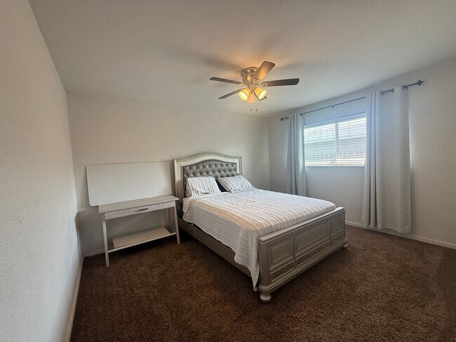 Building Photo - 3 bedrooms, 2-bathroom home with pool in Visalia, CA!