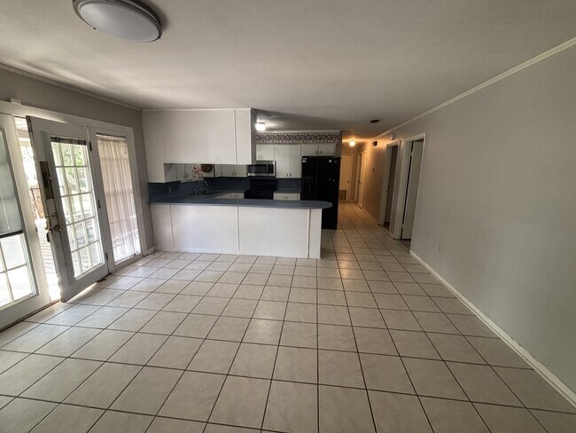 Building Photo - 906 Meadow Ln