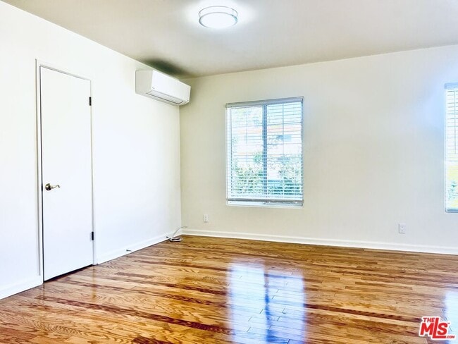 Building Photo - 2401 Beachwood Dr