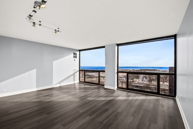 Building Photo - 4343 N Clarendon Ave