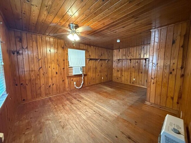 Building Photo - Pensacola - 3 bedroom, 1 bathroom - Old Style Shotgun Home with Original Charm