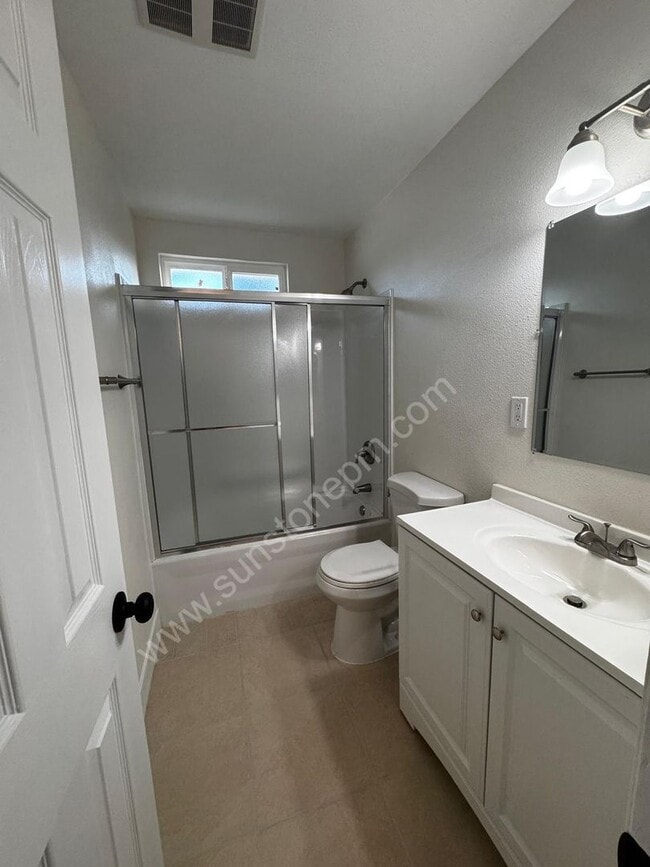 Building Photo - 1200 W 9th St