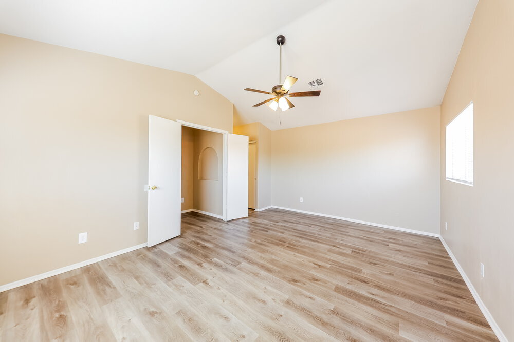 Building Photo - 8015 W Laurel Ln