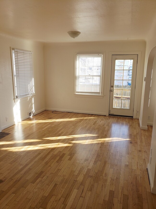 Building Photo - 302 Miles Ave