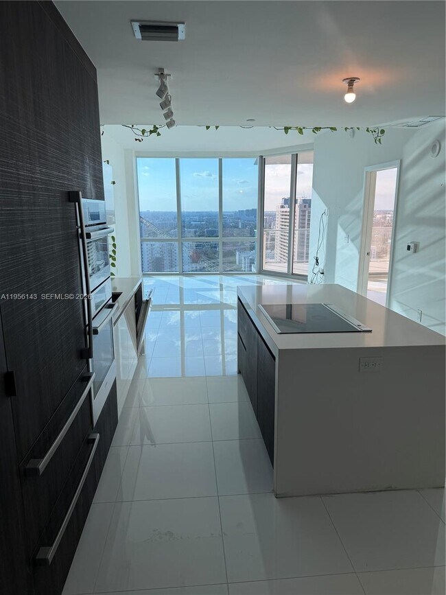 Building Photo - 851 NE 1st Ave