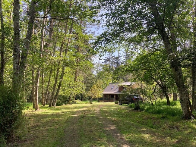 Building Photo - Pet-Friendly 3-Bedroom Home with Beach Access