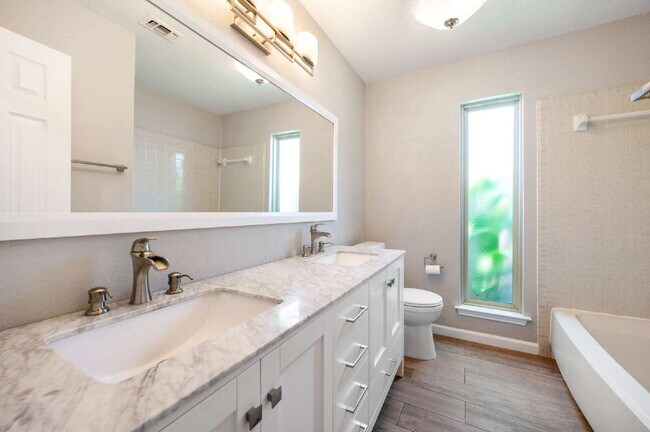 Building Photo - "Beautifully updated 3-Bed 2-Bath home Wit...