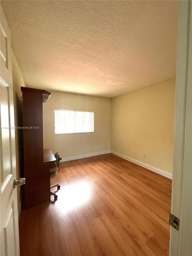 Building Photo - 10290 SW 139th Ct