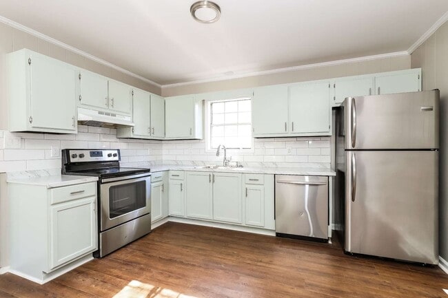 Building Photo - 638 S Elm St