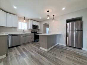 Building Photo - 13 Gladstone St