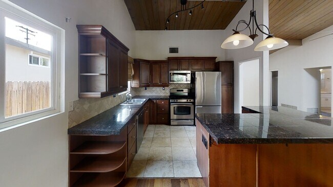 Building Photo - Spacious, Private! Great Yard! 4BD/2BA