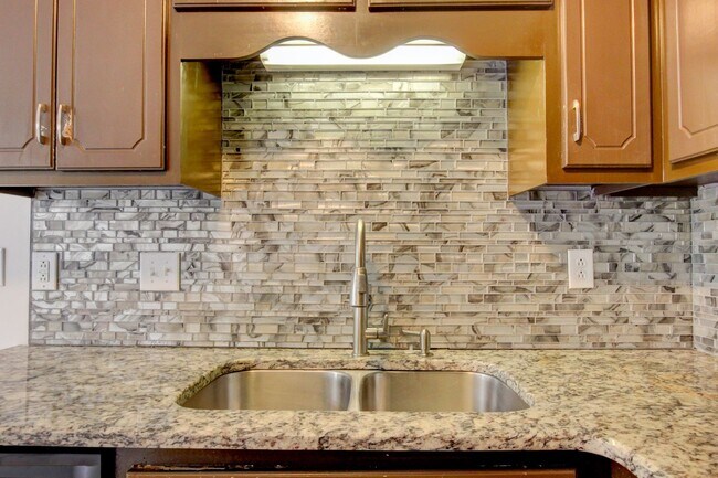 Building Photo - 3 bed 2 bath w sweet basement.  Go