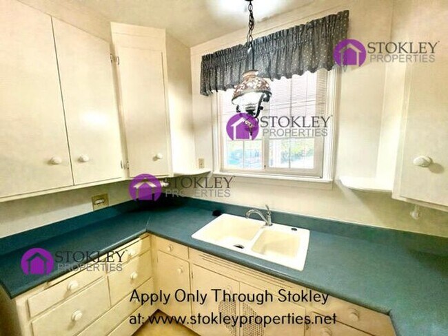 Building Photo - 2234 Oakvale Rd