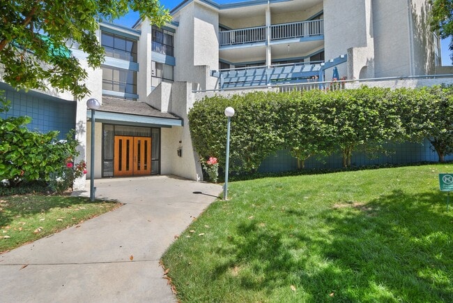 Building Photo - Beautiful 2B | 2B Condo in Los Feliz!