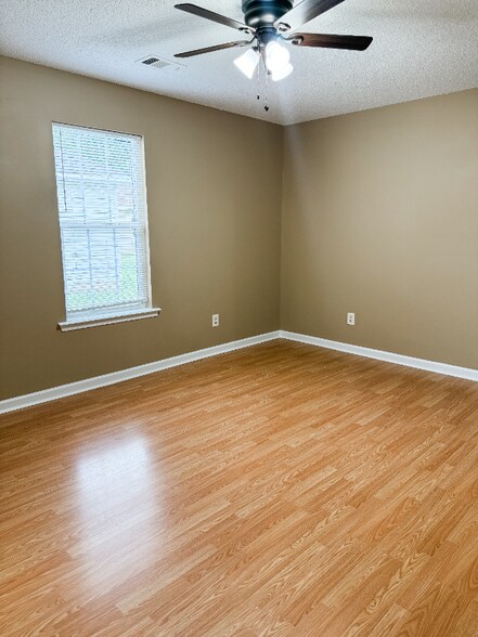 Building Photo - 304 Spring Creek Dr