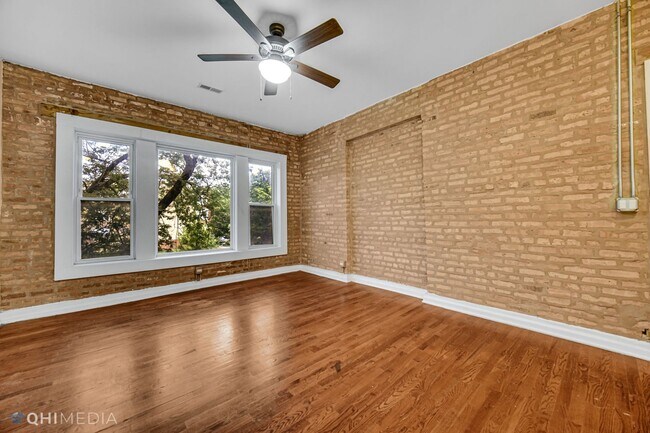 Building Photo - Great Apartment, Lots of light and Exposed...