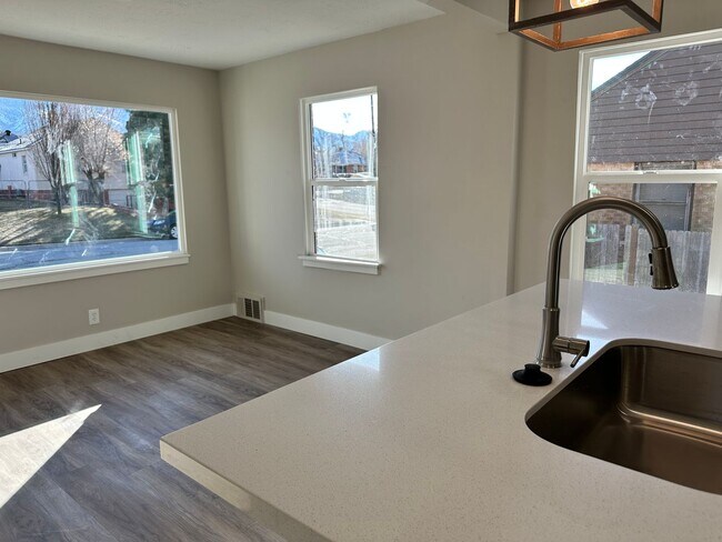 Building Photo - Darling remodeled 5 bedroom 2 bathroom home in the heart of Ogden