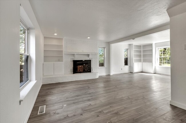 Building Photo - 9710 N Oak Cliff Dr