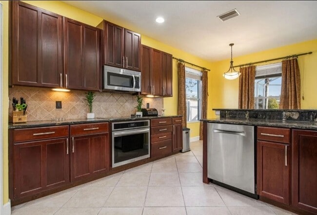 Building Photo - NORTH PORT - Rare Waterfront 4 bedroom pool home Annual/Unfurnished