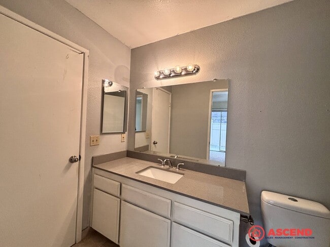 Building Photo - Cute 2 Bedroom Off Stockdale Hwy and California Ave!