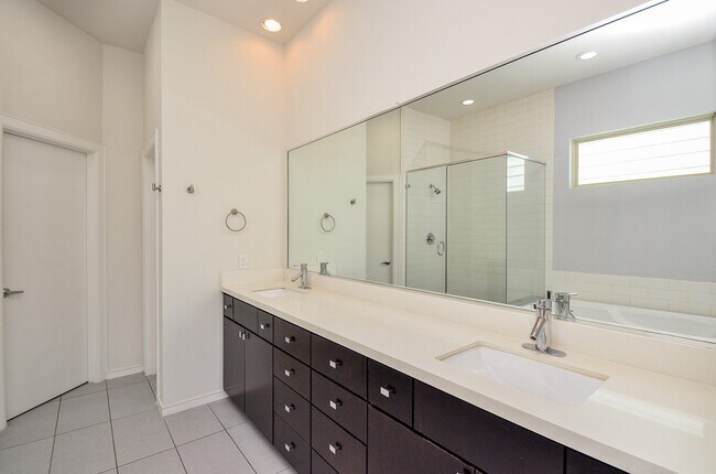 Building Photo - 1310 Delano St